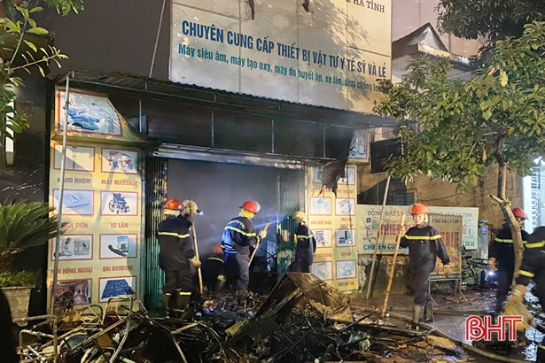 Cháy lớn thiêu rụi cơ sở kinh doanh thiết bị y tế ở TP Hà Tĩnh