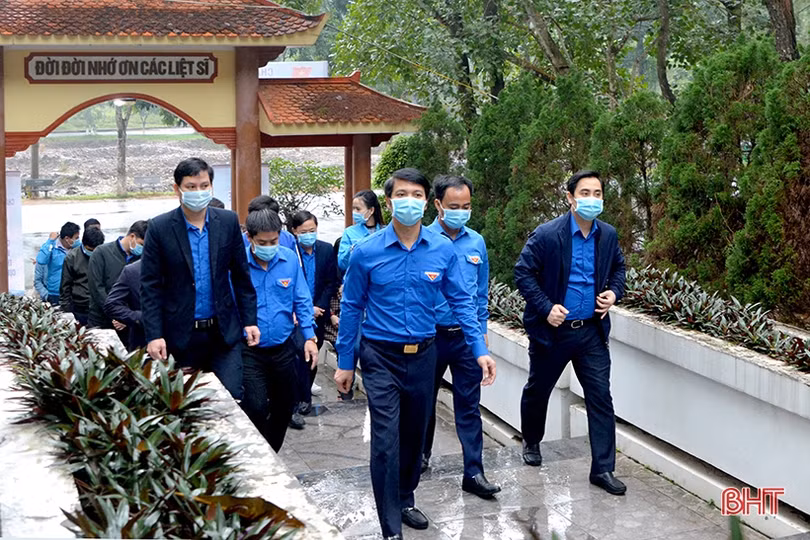 Bí thư Trung ương Đoàn dâng hương tại các địa chỉ đỏ ở Hà Tĩnh