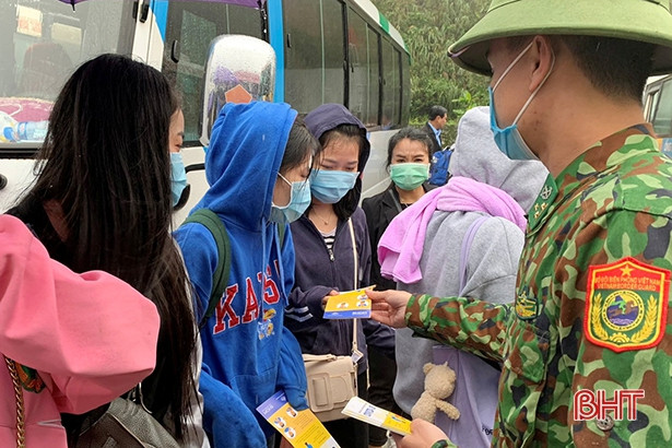 Tiếp nhận, cách ly 237 sinh viên Lào trở lại Hà Tĩnh học tập