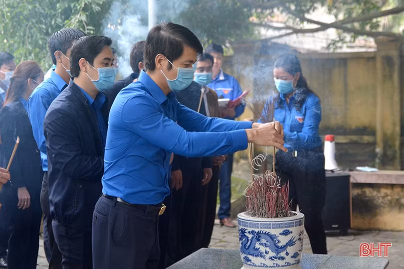 Bí thư Trung ương Đoàn dâng hương tại các địa chỉ đỏ ở Hà Tĩnh