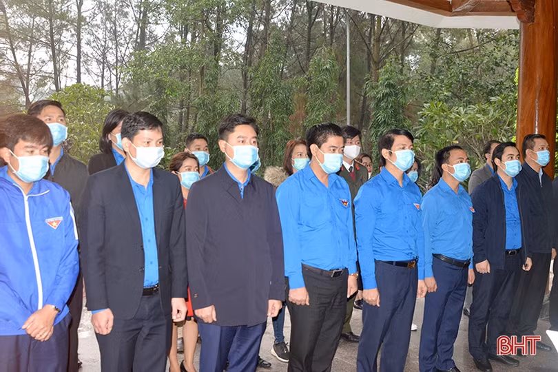 Bí thư Trung ương Đoàn dâng hương tại các địa chỉ đỏ ở Hà Tĩnh