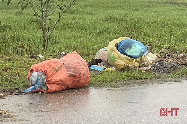 “Né” camera giám sát, người dân lại vứt rác trên tỉnh lộ 17