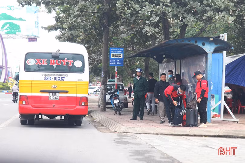 Vẫn còn một bộ phận người dân Hà Tĩnh không mang khẩu trang khi đi xe buýt