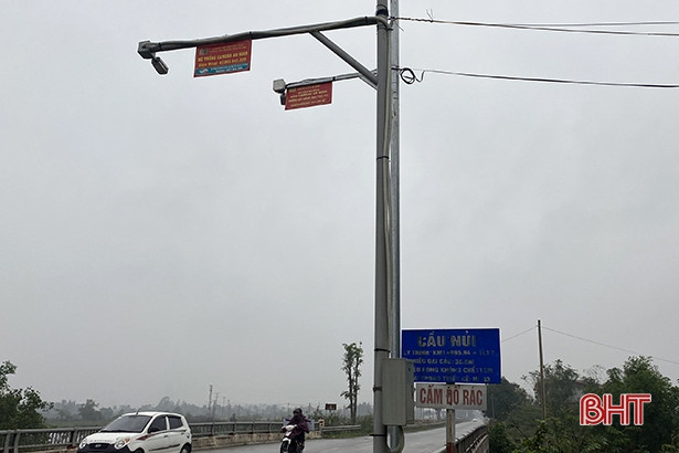 “Né” camera giám sát, người dân lại vứt rác trên tỉnh lộ 17