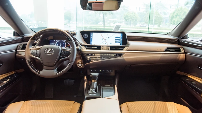 Lexus ES 2021 giá từ 2,54 tỷ đồng thay đổi những gì?