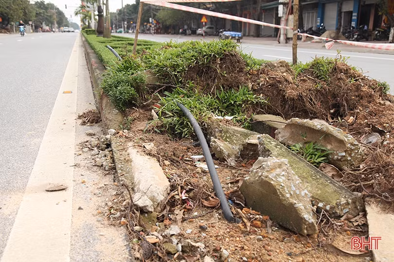 Dải phân cách dọc quốc lộ 1A qua TP Hà Tĩnh bị “đứt” 18 điểm