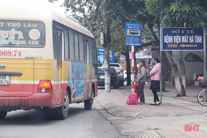 Vẫn còn một bộ phận người dân Hà Tĩnh không mang khẩu trang khi đi xe buýt