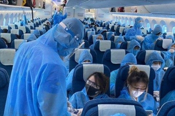 Trên các chuyến bay chở khách về Việt Nam, toàn bộ thành viên tổ bay đều được mặc đồ bảo hộ Hà Nội yêu cầu xử lý 3 tiếp viên hàng không vi phạm cách ly Covid-19