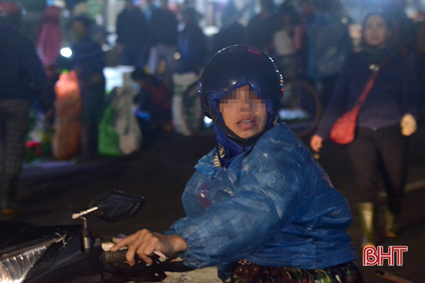 Nhiều người “quên” đeo khẩu trang tại chợ đầu mối lớn nhất TP Hà Tĩnh