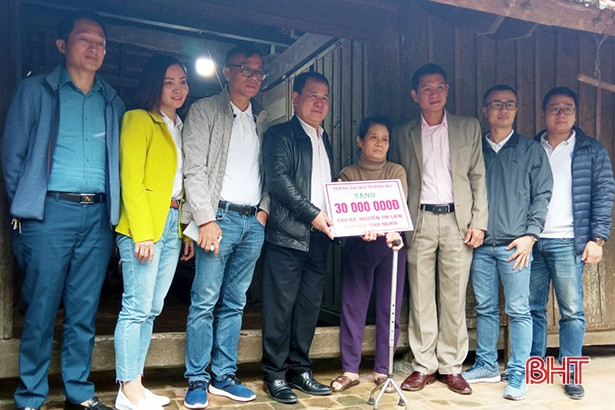 Thêm nhiều phần quà ý nghĩa đến với bà con vùng lũ Hà Tĩnh