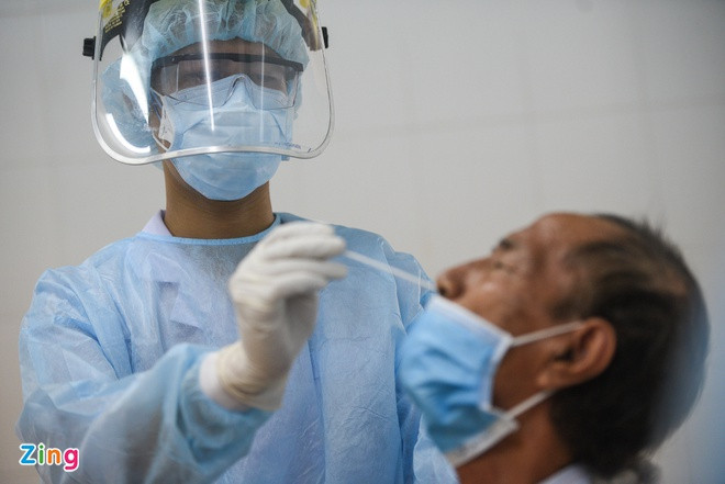 Công tác lấy mẫu xét nghiệm Covid-19. Ảnh minh họa: Duy Hiệu. Yêu cầu giám sát chặt chẽ việc cách ly