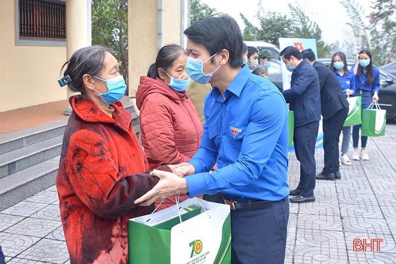 Bí thư Trung ương Đoàn dâng hương tại các địa chỉ đỏ ở Hà Tĩnh