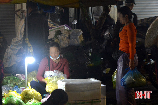 Nhiều người “quên” đeo khẩu trang tại chợ đầu mối lớn nhất TP Hà Tĩnh