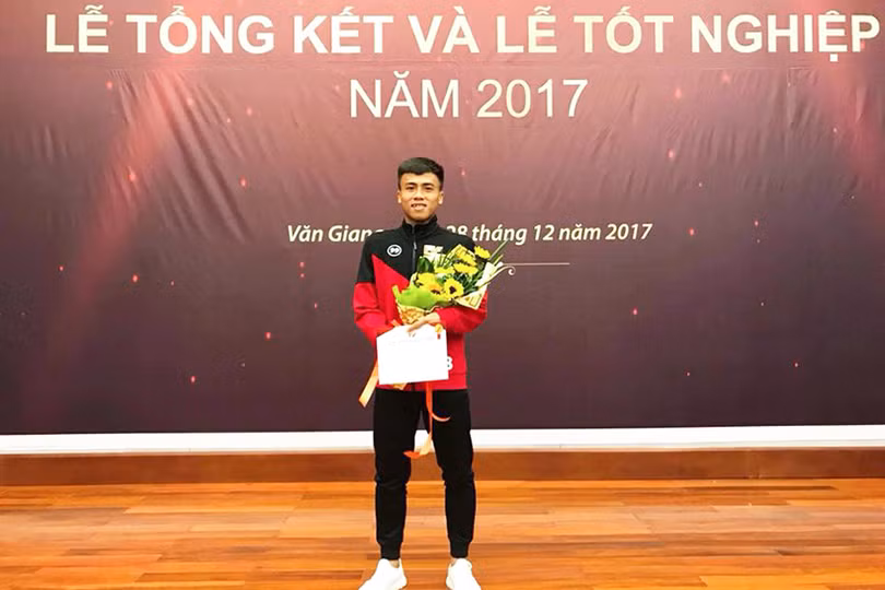 Hậu vệ người Hà Tĩnh Phan Bá Hoàng trở lại với bóng đá sau khi làm shipper