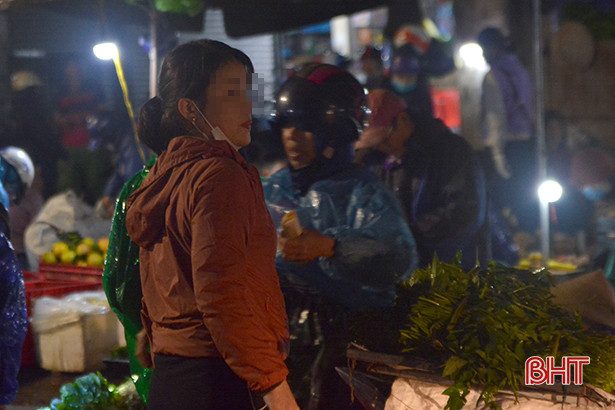 Nhiều người “quên” đeo khẩu trang tại chợ đầu mối lớn nhất TP Hà Tĩnh