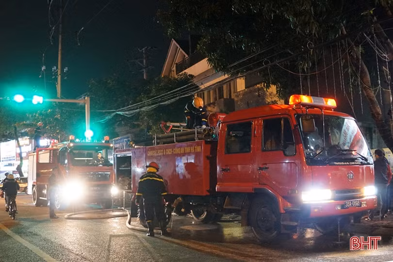 Cháy lớn thiêu rụi cơ sở kinh doanh thiết bị y tế ở TP Hà Tĩnh