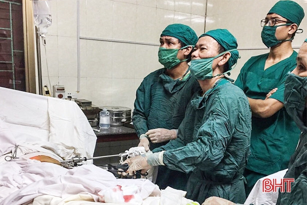 Vị bác sỹ ngoại khoa tuyến huyện Hà Tĩnh chưa từng “đầu hàng” những ca phẫu thuật khó ảnh 3 Vị bác sỹ ngoại khoa tuyến huyện Hà Tĩnh chưa từng “đầu hàng” những ca phẫu thuật khó