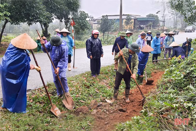 Người dân xã miền núi Hà Tĩnh đội mưa phủ kín hàng rào xanh