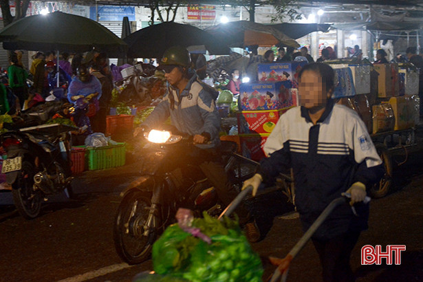 Nhiều người “quên” đeo khẩu trang tại chợ đầu mối lớn nhất TP Hà Tĩnh