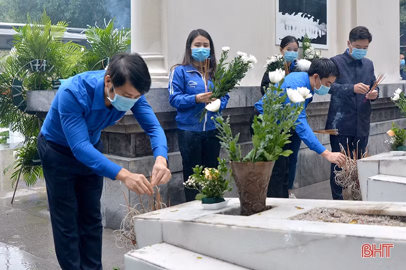 Bí thư Trung ương Đoàn dâng hương tại các địa chỉ đỏ ở Hà Tĩnh