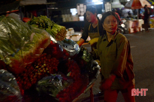 Nhiều người “quên” đeo khẩu trang tại chợ đầu mối lớn nhất TP Hà Tĩnh