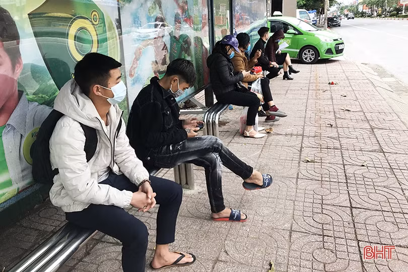 Vẫn còn một bộ phận người dân Hà Tĩnh không mang khẩu trang khi đi xe buýt