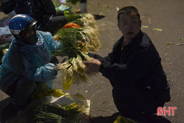 Nhiều người “quên” đeo khẩu trang tại chợ đầu mối lớn nhất TP Hà Tĩnh