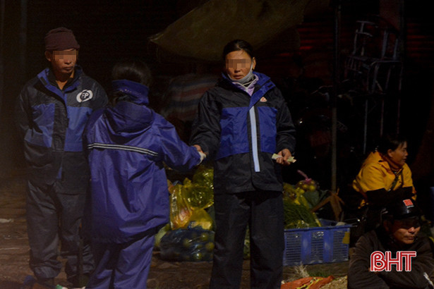 Nhiều người “quên” đeo khẩu trang tại chợ đầu mối lớn nhất TP Hà Tĩnh