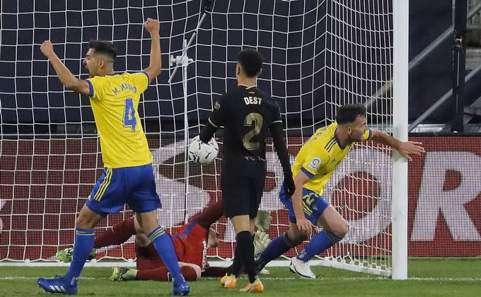 Messi trở lại, Barca thua sốc tân binh Cadiz