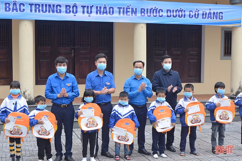 Bí thư Trung ương Đoàn dâng hương tại các địa chỉ đỏ ở Hà Tĩnh