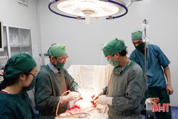Vị bác sỹ ngoại khoa tuyến huyện Hà Tĩnh chưa từng “đầu hàng” những ca phẫu thuật khó ảnh 1 Vị bác sỹ ngoại khoa tuyến huyện Hà Tĩnh chưa từng “đầu hàng” những ca phẫu thuật khó