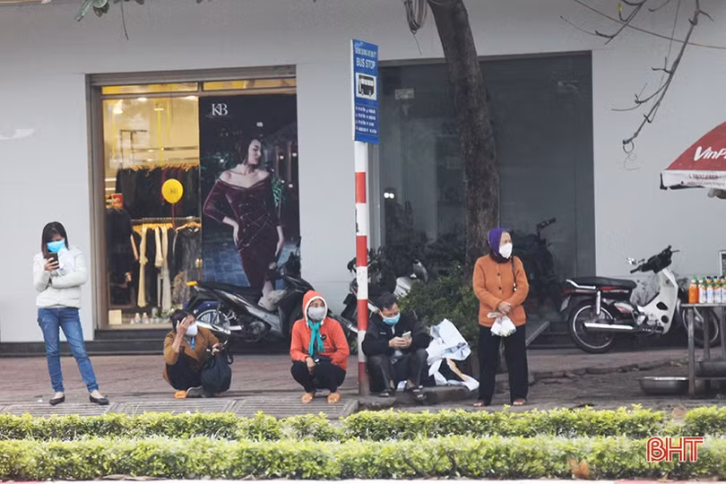 Vẫn còn một bộ phận người dân Hà Tĩnh không mang khẩu trang khi đi xe buýt