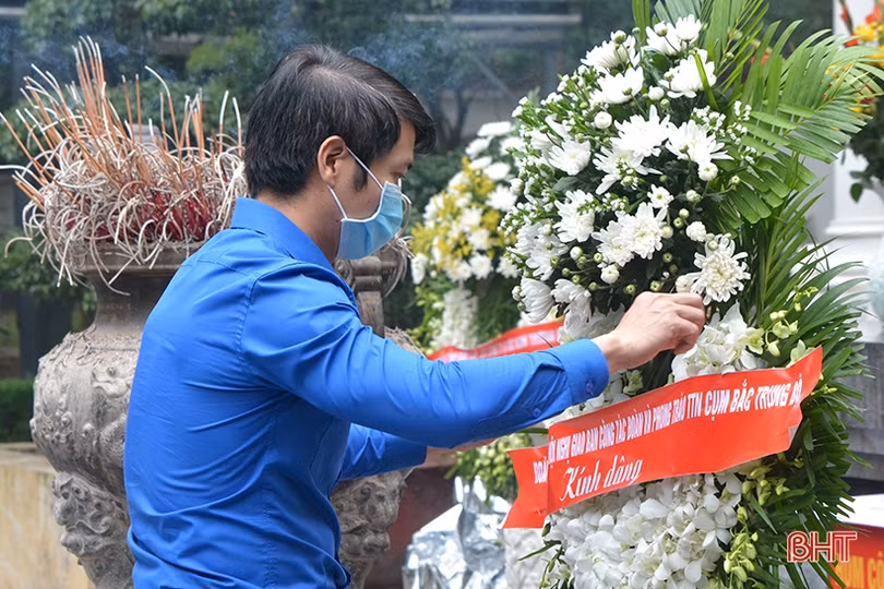 Bí thư Trung ương Đoàn dâng hương tại các địa chỉ đỏ ở Hà Tĩnh