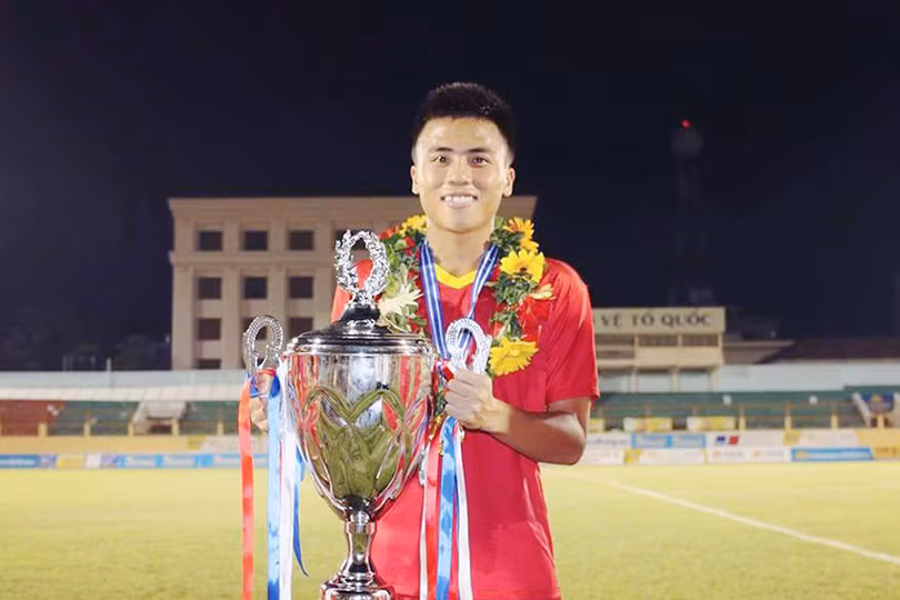 Hậu vệ người Hà Tĩnh Phan Bá Hoàng trở lại với bóng đá sau khi làm shipper