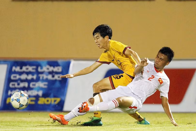 Hậu vệ người Hà Tĩnh Phan Bá Hoàng trở lại với bóng đá sau khi làm shipper