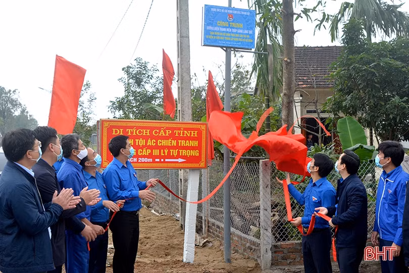 Bí thư Trung ương Đoàn dâng hương tại các địa chỉ đỏ ở Hà Tĩnh