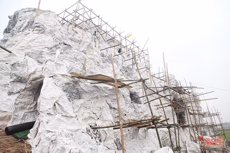 Xem bà con giáo dân làm hang đá Bê-lem “khổng lồ” ở Hà Tĩnh