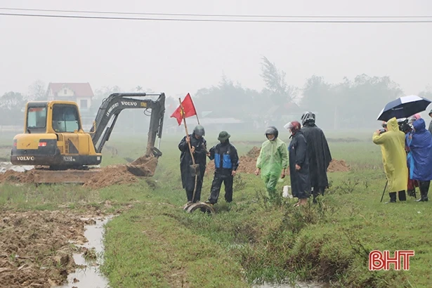 “Đội mưa” phá bờ thửa nhỏ làm cánh đồng mẫu lớn ở phố biển Thiên Cầm