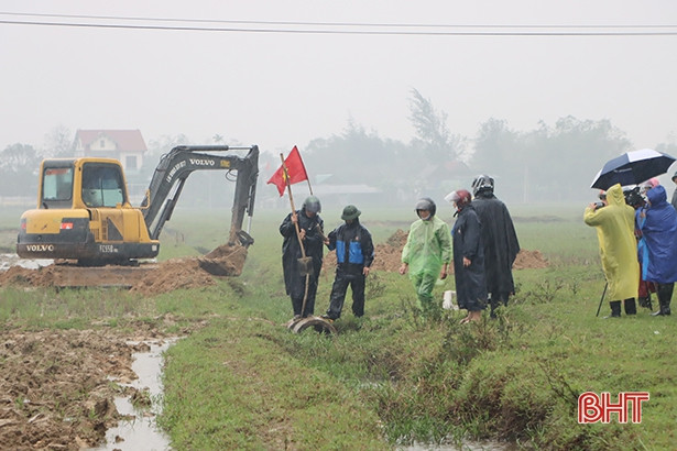 “Đội mưa” phá bờ thửa nhỏ làm cánh đồng mẫu lớn ở phố biển Thiên Cầm