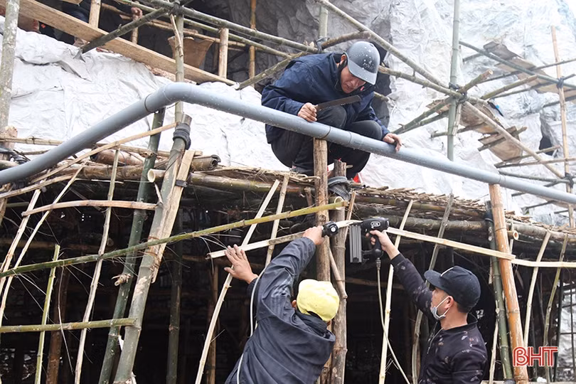 Xem bà con giáo dân làm hang đá Bê-lem “khổng lồ” ở Hà Tĩnh