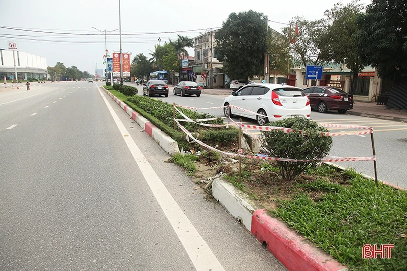 Dải phân cách dọc quốc lộ 1A qua TP Hà Tĩnh bị “đứt” 18 điểm