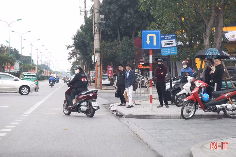 Vẫn còn một bộ phận người dân Hà Tĩnh không mang khẩu trang khi đi xe buýt