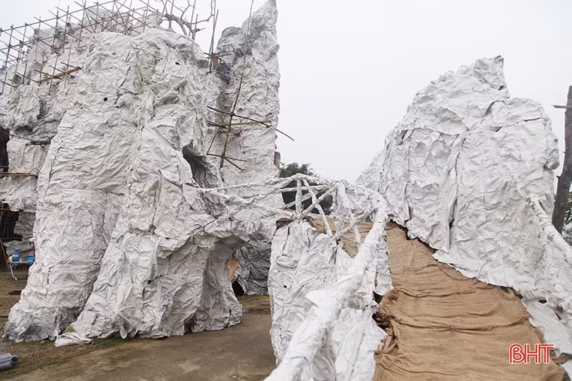 Xem bà con giáo dân làm hang đá Bê-lem “khổng lồ” ở Hà Tĩnh