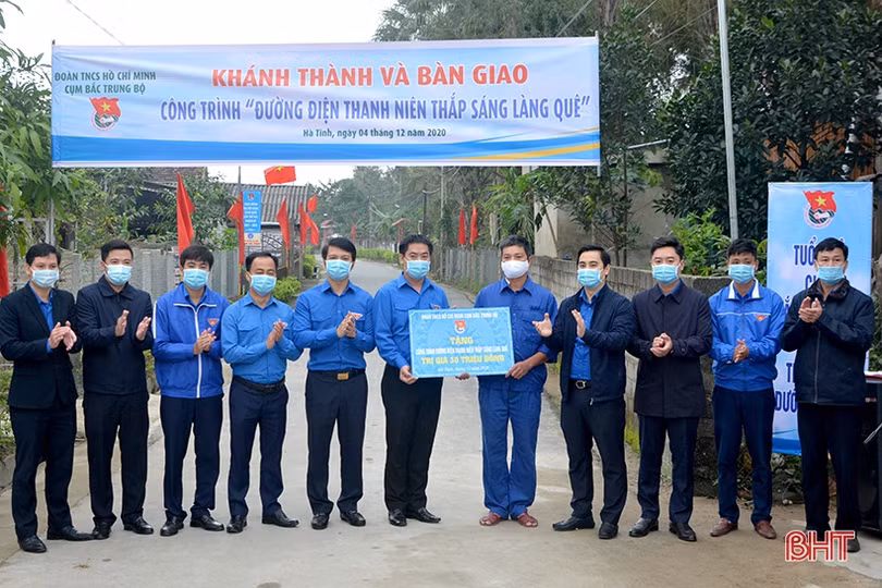 Bí thư Trung ương Đoàn dâng hương tại các địa chỉ đỏ ở Hà Tĩnh