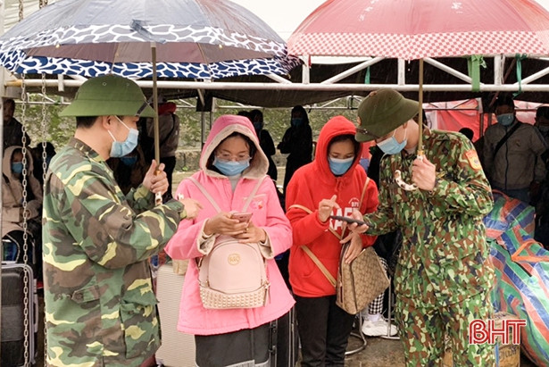 Tiếp nhận, cách ly 237 sinh viên Lào trở lại Hà Tĩnh học tập