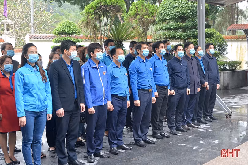 Bí thư Trung ương Đoàn dâng hương tại các địa chỉ đỏ ở Hà Tĩnh