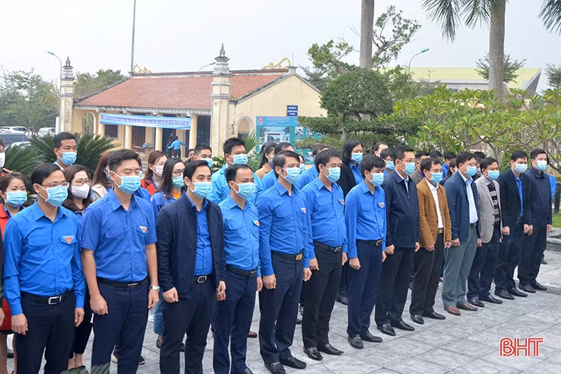 Bí thư Trung ương Đoàn dâng hương tại các địa chỉ đỏ ở Hà Tĩnh
