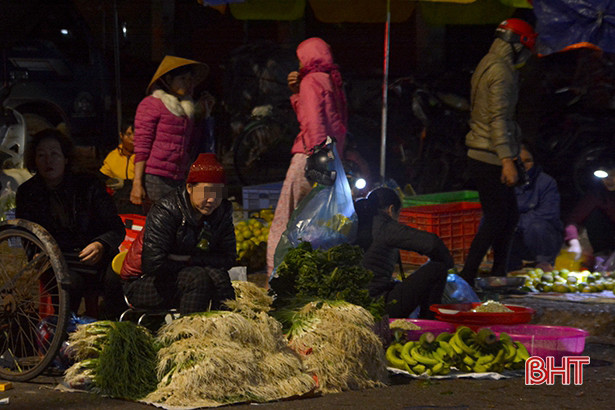 Nhiều người “quên” đeo khẩu trang tại chợ đầu mối lớn nhất TP Hà Tĩnh