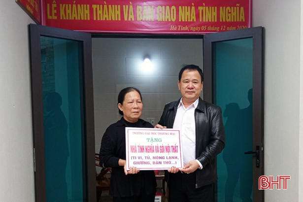 Thêm nhiều phần quà ý nghĩa đến với bà con vùng lũ Hà Tĩnh