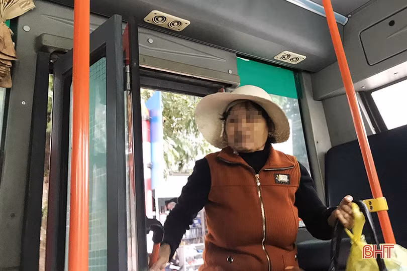 Vẫn còn một bộ phận người dân Hà Tĩnh không mang khẩu trang khi đi xe buýt